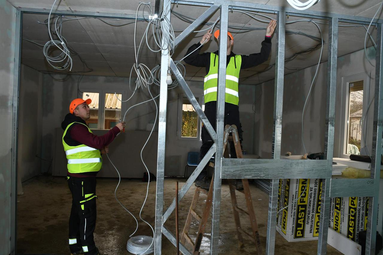 Glina: Branko Bačić obišao gradilište zamjenske obiteljske kuće za stradalnike potresa