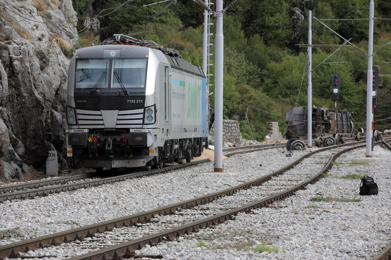 Teretnom vlaku kod Rijeke otkazale kočnice, iskočio s tračnica