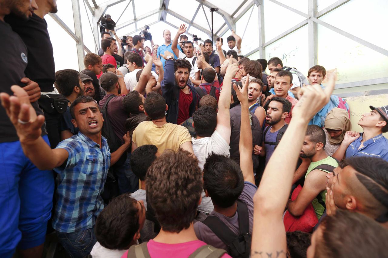Migrants gather at the railway station in the town of Bicske, Hungary, September 3, 2015.          REUTERS/Laszlo Balogh