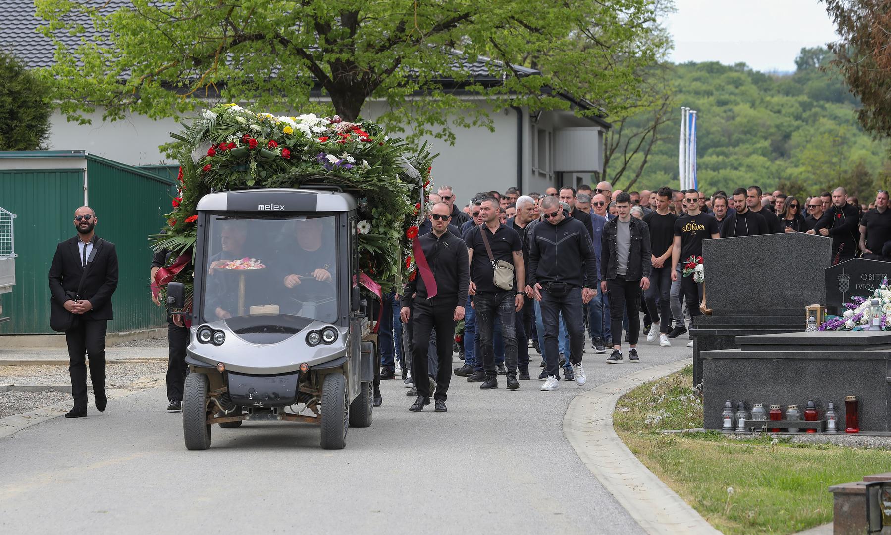 28.04.2023., Zagreb - Pogreb Tomislava Sablje, koji je ubijen u nocnom klubu "Ritz", odrzan je na groblju Markovo Polje. Optuzenik iz Uskokove akcije Tebra Tomislav Sabljo ubijen je hicima iz vatrenog oruzja u nakon fizickog sukoba vise osoba.   Photo: Jurica Galoic/PIXSELL