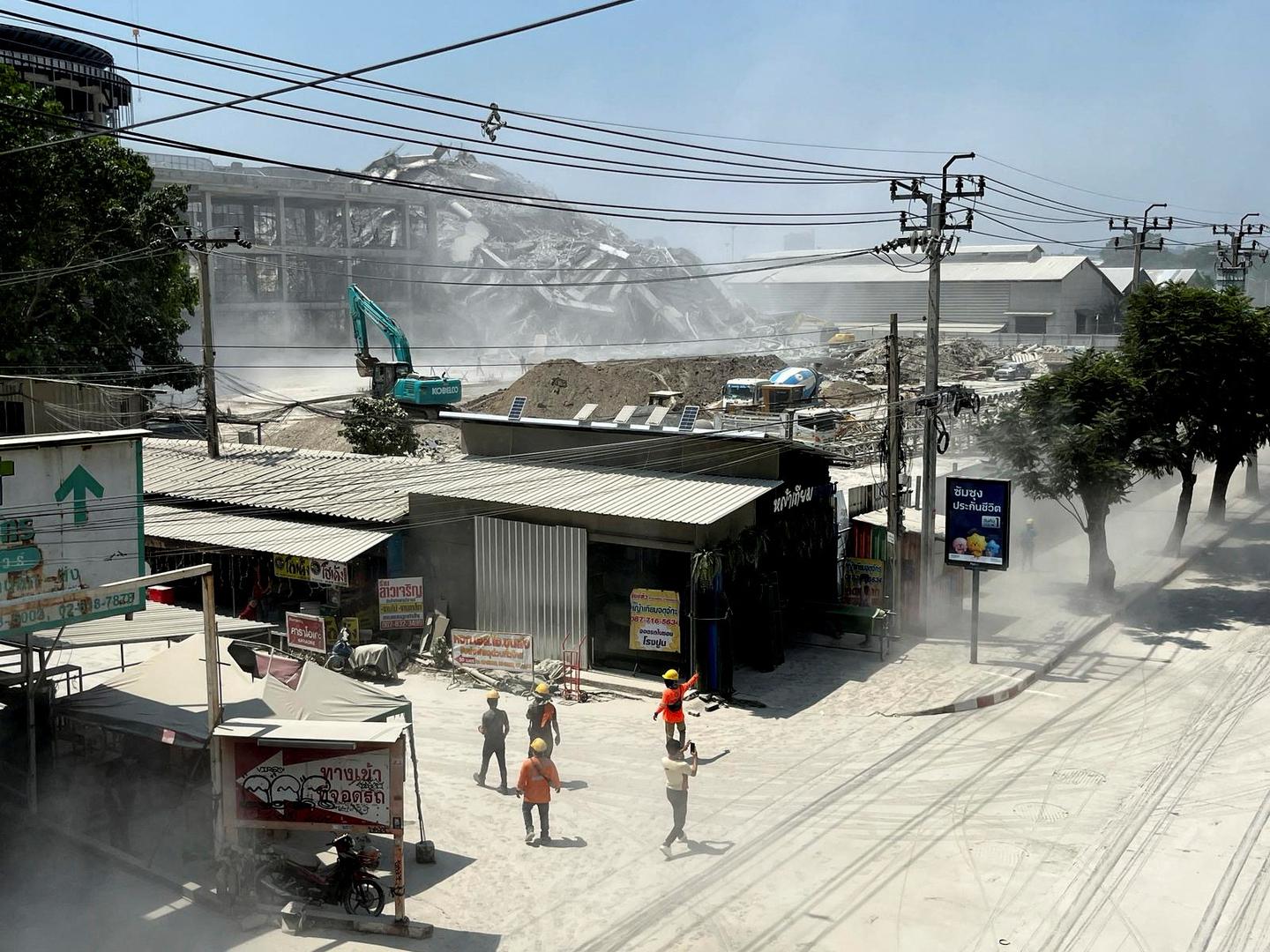 Jaka podrhtavanja tla osjetila su se u susjednom Tajlandu, što je izazvalo paniku u Bangkoku gdje su evakuirani ljudi iz ureda i trgovina. (foto: posljedice potresa u Bangkoku)
