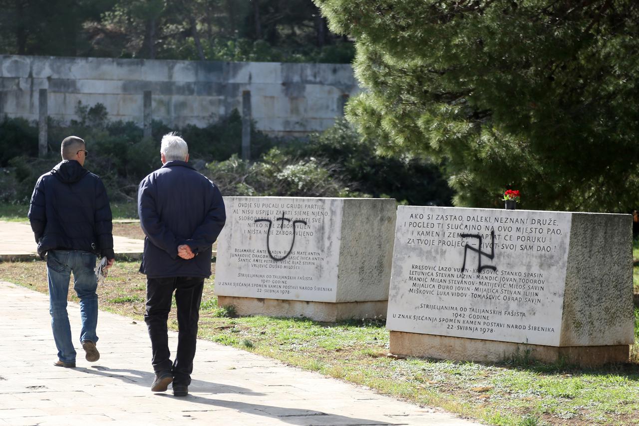 Nacistički i ustaški grafiti na spomeniku strijeljanim antifašistima u Šibeniku