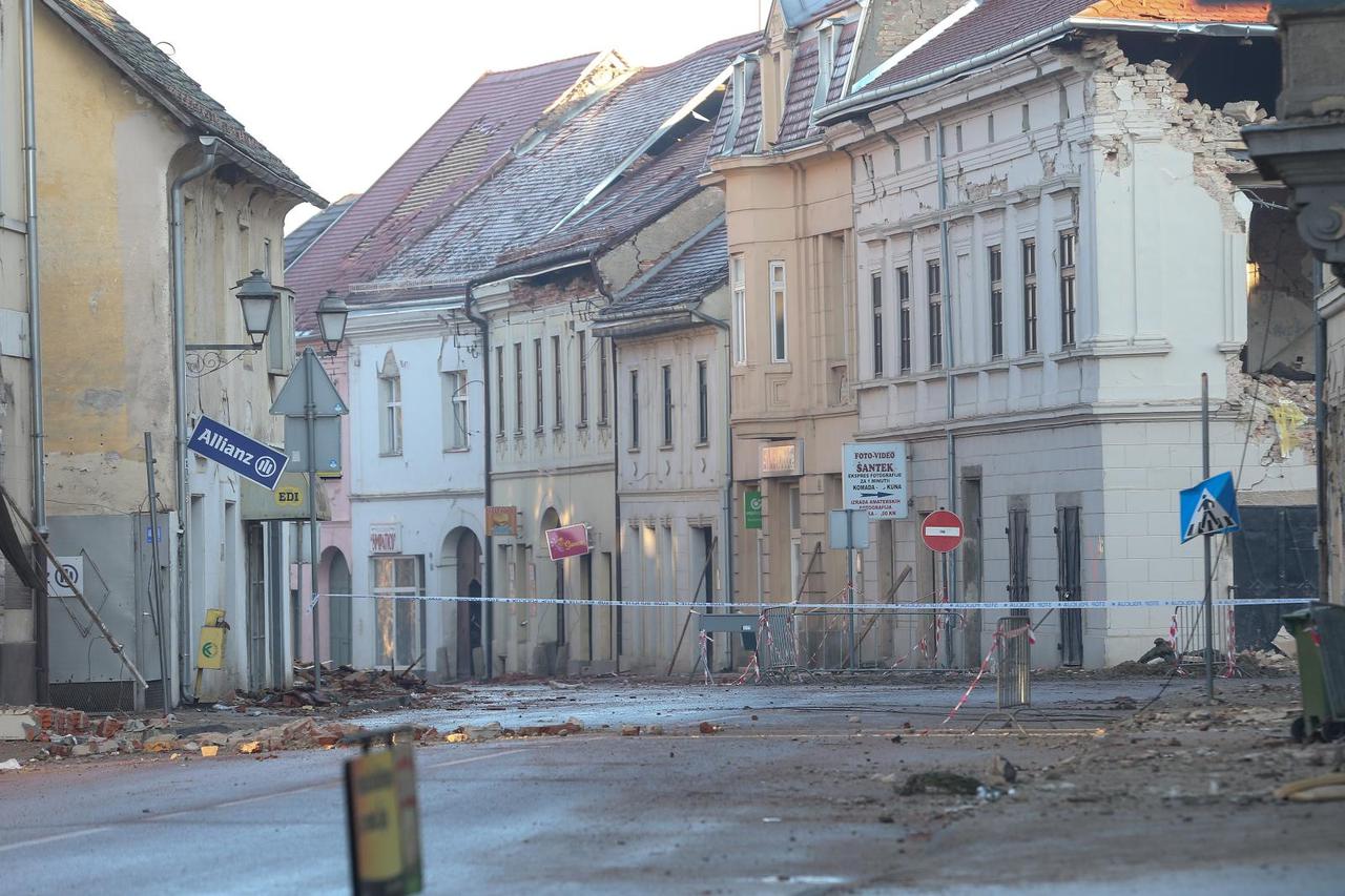 Centar Petrinje zatvoren zb og opasnosti od novih urušavanja