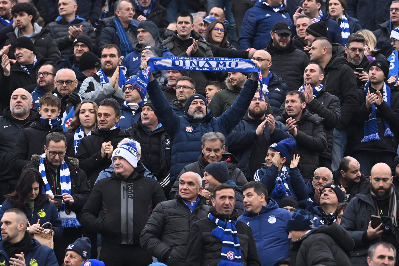 Stadion je odlično popunjen i atmofera je vrlo dobra