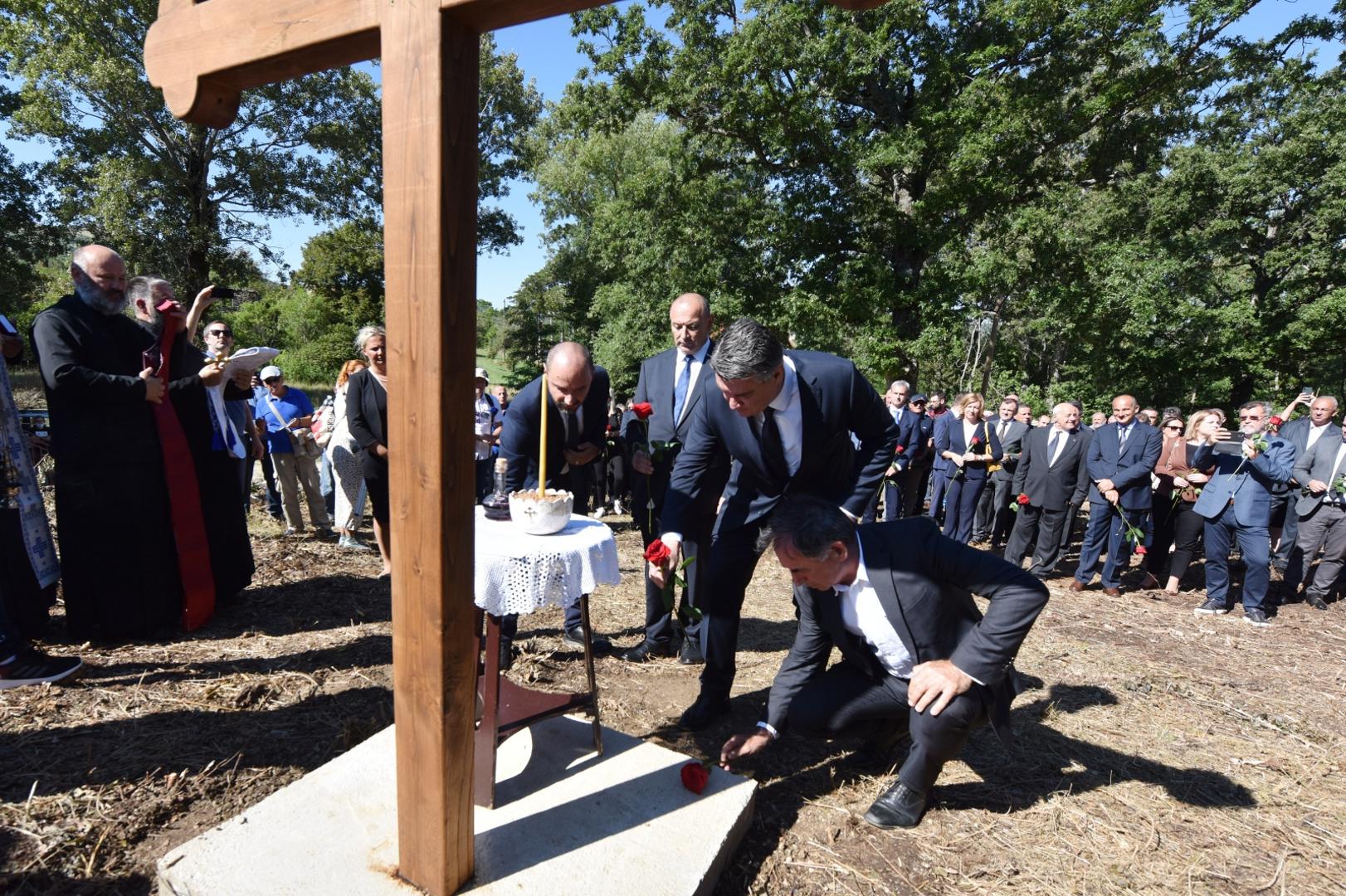 25.08.2020., Plavno - U organizaciji Srpskog narodnog vijeca u Plavnom i Gruborima organizirana komemoracija za civilne zrtve rata ubijene nakon Vojno-redarstvana akcije Oluja. Potpredsjednik Vlade za drustvene djelatnosti i ljudska prava Boris Milosevic, potpredsjednik Vlade i ministar branitelja Tomo Medved, predsjednik RH Zoran Milanovic, saborski zastupnik Milorad PupovacPhoto: Hrvoje Jelavic/PIXSELL