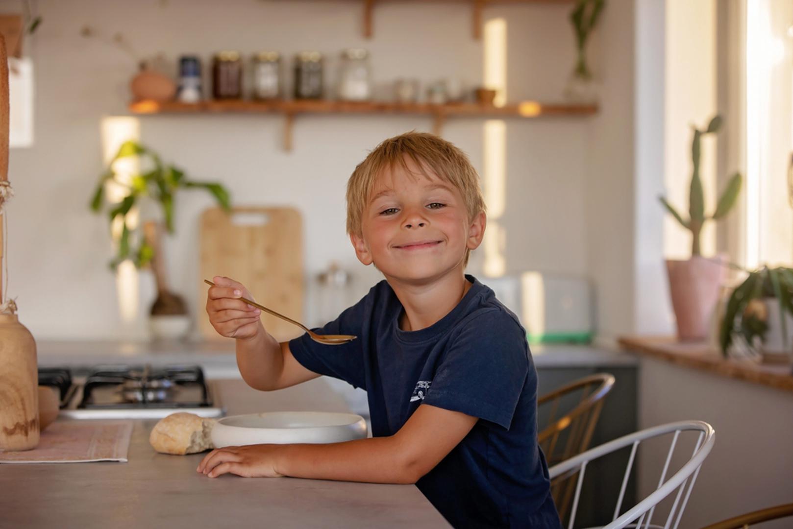 Tijekom ljetnih mjeseci, kad vrućina postane nepodnošljiva, kao ovih dana, apetit često opada, a želja za stajanjem kraj štednjaka gotovo nestaje. Upravo u takvim trenucima, hladne juhe postaju idealno rješenje – lagane su, osvježavajuće, brzo se pripremaju i često ne zahtijevaju kuhanje. Osim što rashlađuju organizam, mogu poslužiti i kao hranjiv međuobrok, lagani ručak ili večera, pa čak i kao zanimljivo predjelo na ljetnim druženjima.