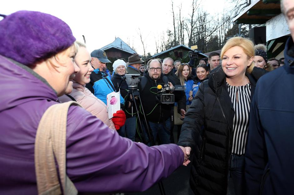 Kolinda je u kampanji kao zvijezda, kažu i njezini iz autobusa – kao da smo na turneji Miše Kovača. Sve je brzo, govori su kratki, a s ljudima se rukuje u hodu. Žuri