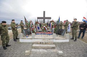 Križ od slavonskog hrasta zauvijek će podsjećati na herojstvo 23 pripadnika "Kobri"