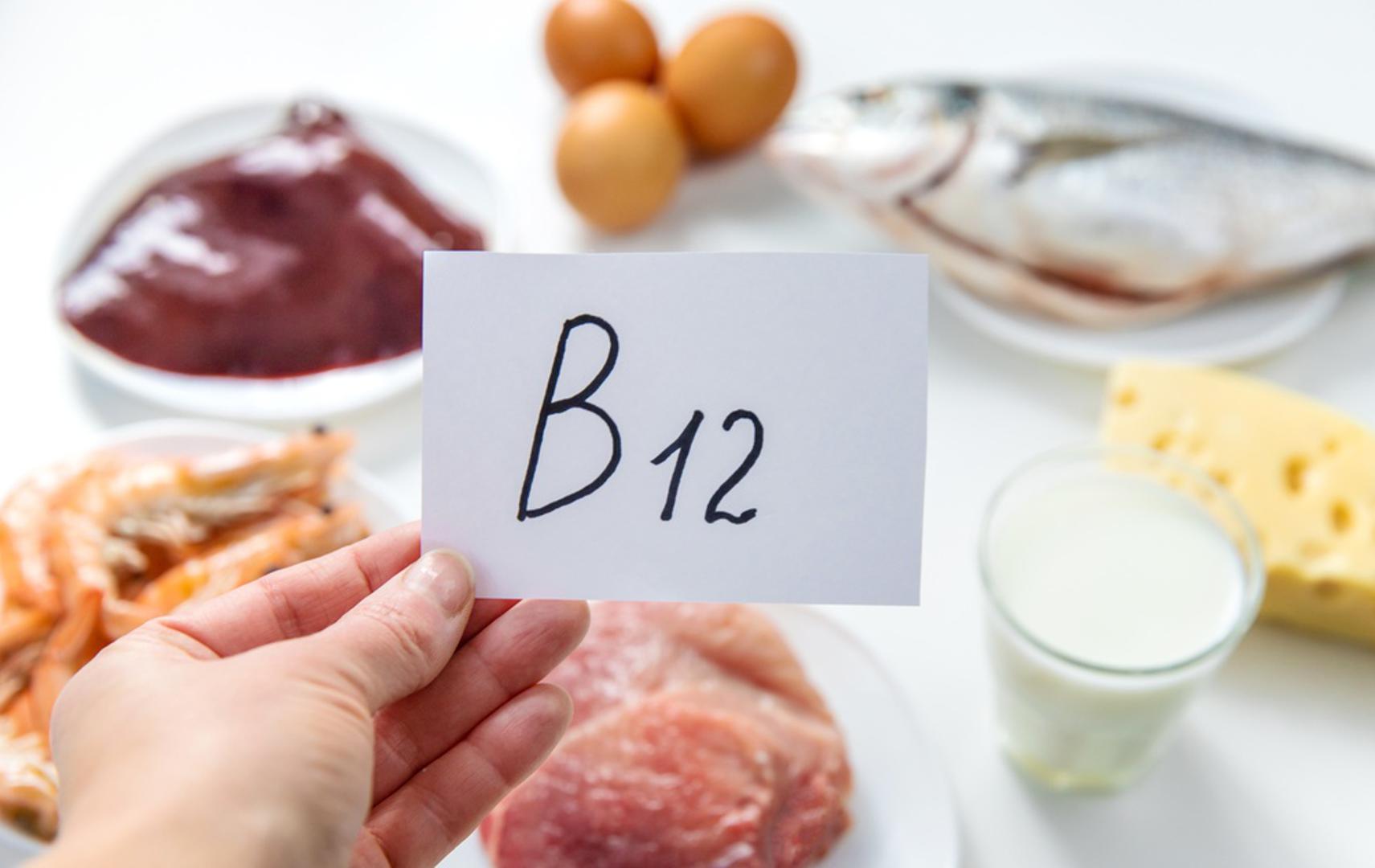 Manjak vitamina B12: Vitamin B12 važan je za živčani sustav, stvaranje genetskog materijala i niz drugih ključnih funkcija u organizmu. Kada ga nema dovoljno, mogu se javiti umor, slabost, gubitak apetita, zatvor, mršavljenje, ali i osjećaj hladnoće te trnci ili utrnulost, osobito u rukama i nogama. Veći rizik od manjka ovog vitamina imaju vegetarijanci, vegani, starije osobe te ljudi s određenim probavnim poremećajima ili anemijom.