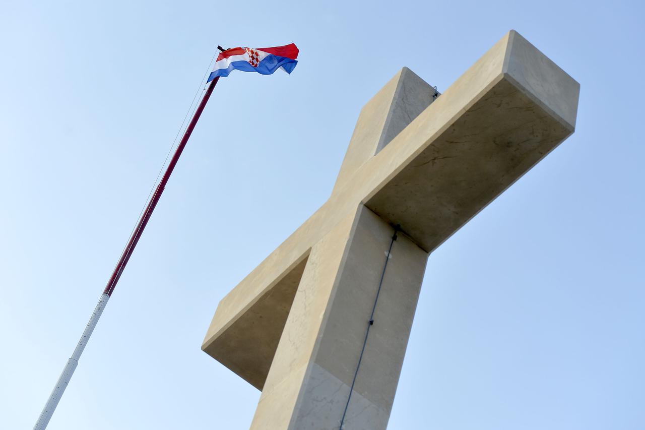 Dubrovnik: Obnovljeni križ na brdu Sr?