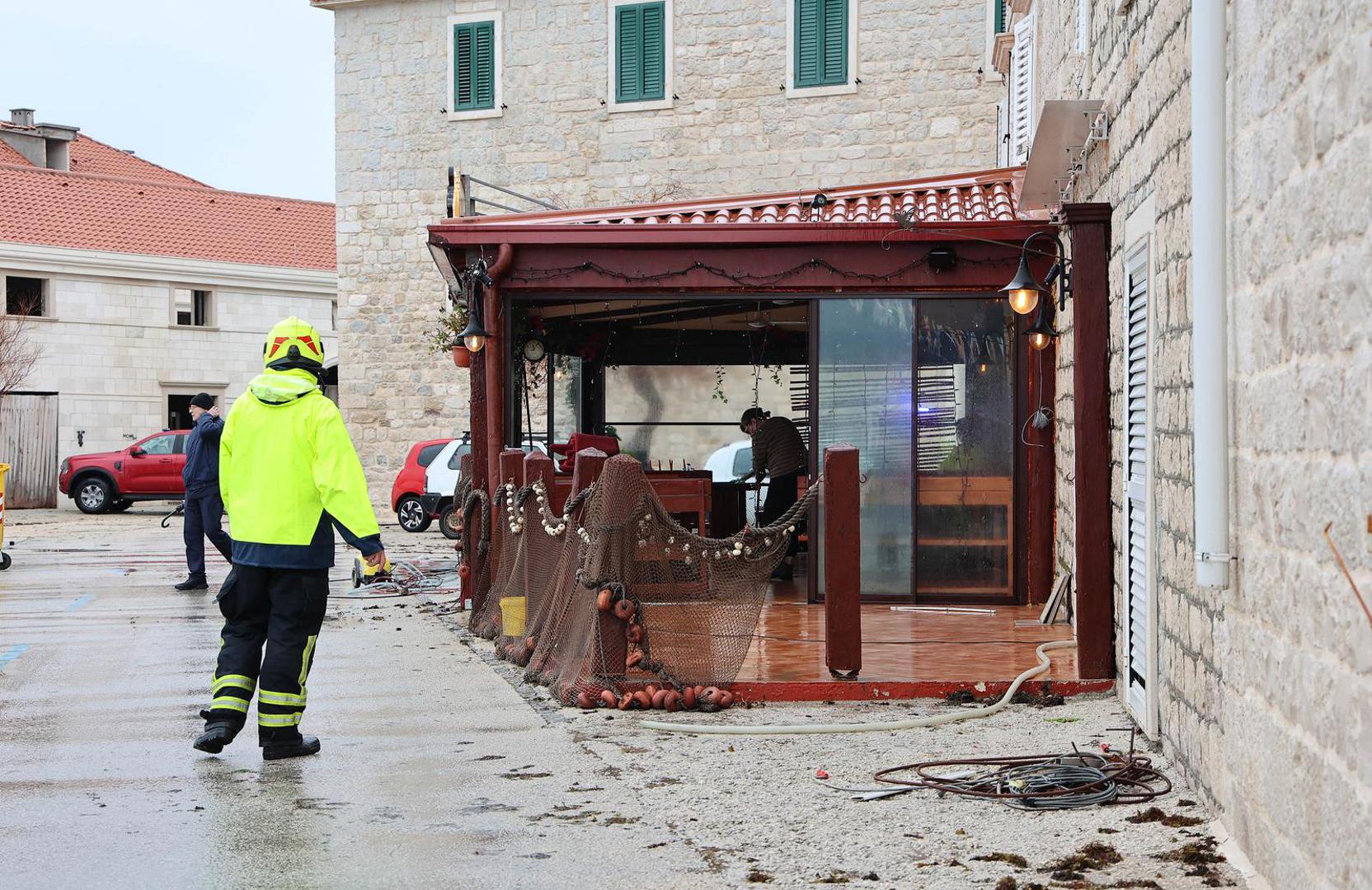 Najteže je bilo u Kaštelima, gdje su poplavljeni brojni objekti, a valovi su dosezali visinu od čak sedam metara.
