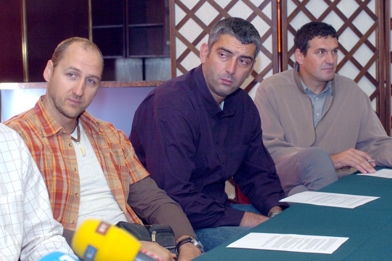 '18.10.2005.sport....zagreb...hotel laguna....press konferencija kosarkasa generacije 92.o  preuzimanju vlasti u kosarkaskom savezu.foto:marko prpic radja,vrankovic,arapovic'