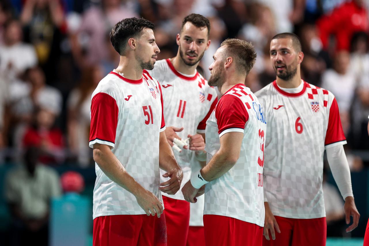 Pariz: Slavlje rukometaša Hrvatske nakon što su pobijedili Japan na Olimpijskim igrama