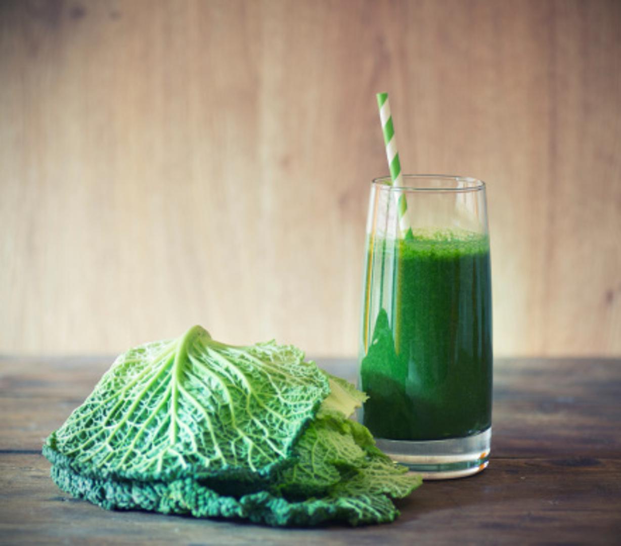 2. Bez detoksikacije sokovima - Mnogi se danima trude izbaciti toksine iz svog tijela dijetnim sokovima. Ipak, to može izazvati kontra-efekt, pa i dobitak na kilaži jer nakon gladovanja često dolazi do prežderavanja. Stručnjaci nemaju ništa protiv sokova i smoothieja dokle god su oni dio prehrane, a ne jedini pripravak.