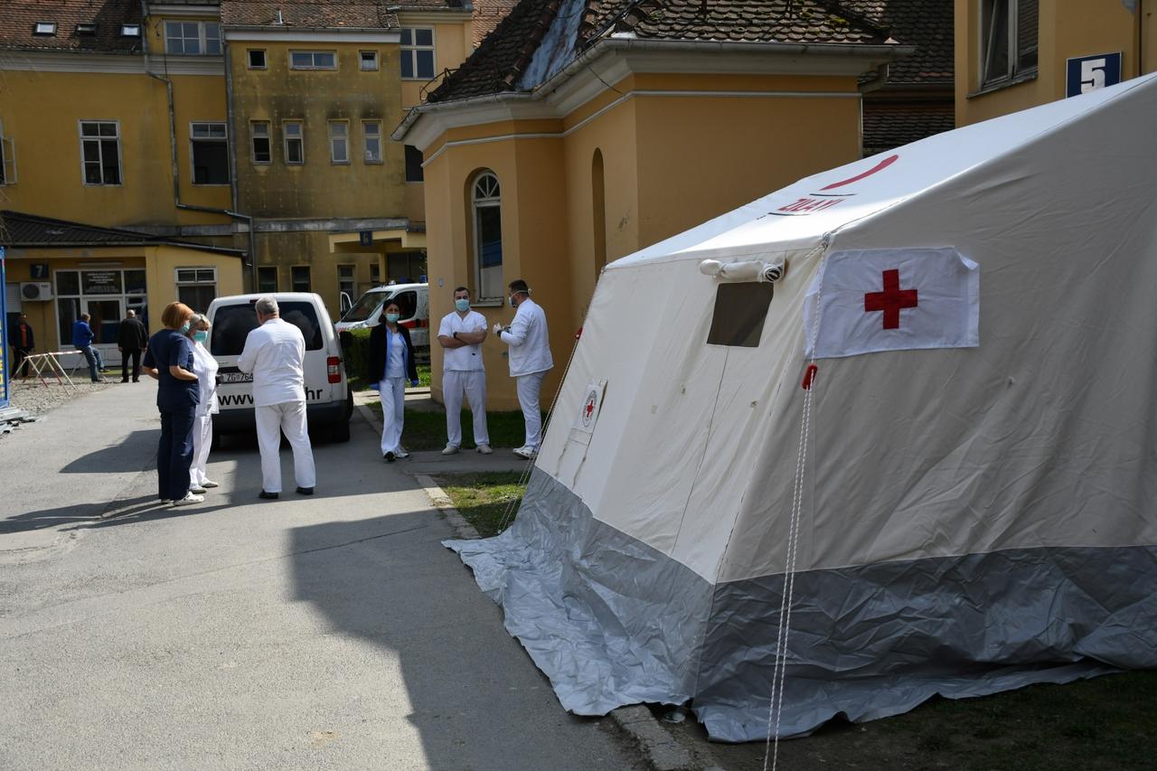 Bjelovar: Ispred Opće bolnice postavljeni trijažni šatori za nove pacijente