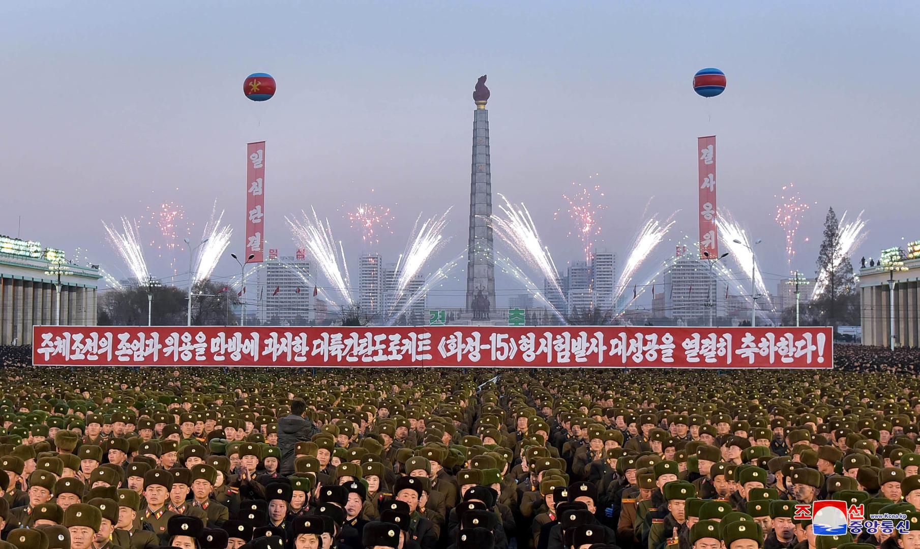 Sjeverna Koreja proslavila je u petak najnovije ispaljivanje interkontinentalne rakete uz vatromet i koreografije na javnim trgovima, izvješćuje u subotu službeni sjevernokorejski medij.

