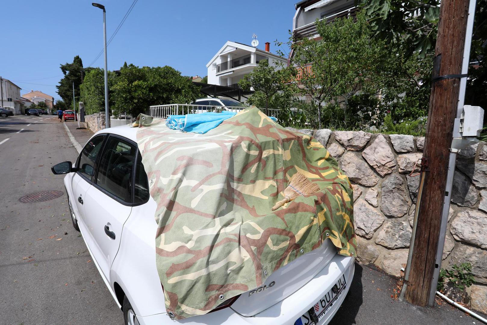 Mnogi automobili oštećeni, razbijena su im stakla