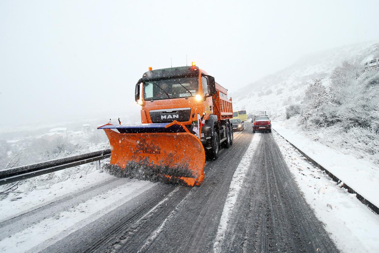 28.01.2014., Klis-Sinj - Od ranog jutra snijeg koji pada otezava promet u zaledju Splita i Dalmatinskoj zagori. Najkriticnij je dio prijelaz na Kocinjem brdu iznad Klisa na cesti prema Drnisu.  Photo: Ivo Cagalj/PIXSELL