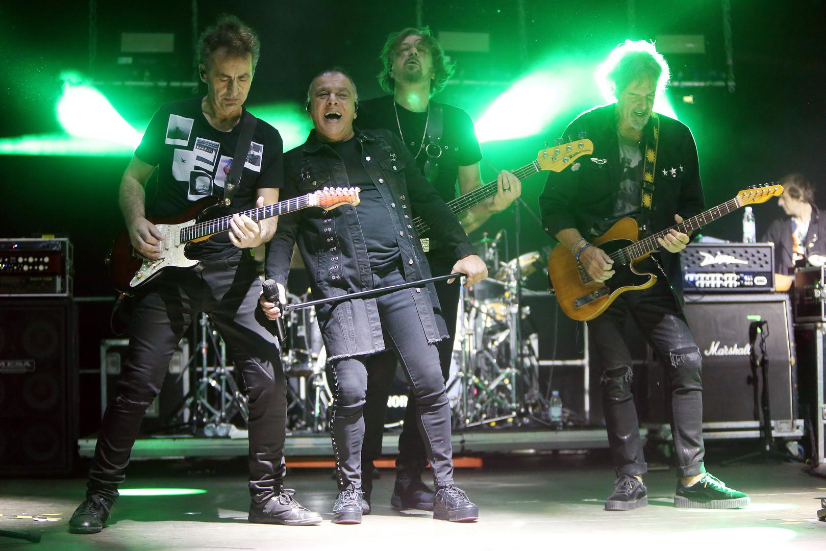 Prvu postavu Parnog Valjka činili su: Aki Rahimovski (Vokal, klavir), Husein Hasanefendić Hus (Solo gitara, akustična gitara, vokal), Srećko Antonioli (bubnjevi), Zlatko Miksić - Fuma (bas-gitara) i Jurica Pađen (solo gitara, akustična gitara).