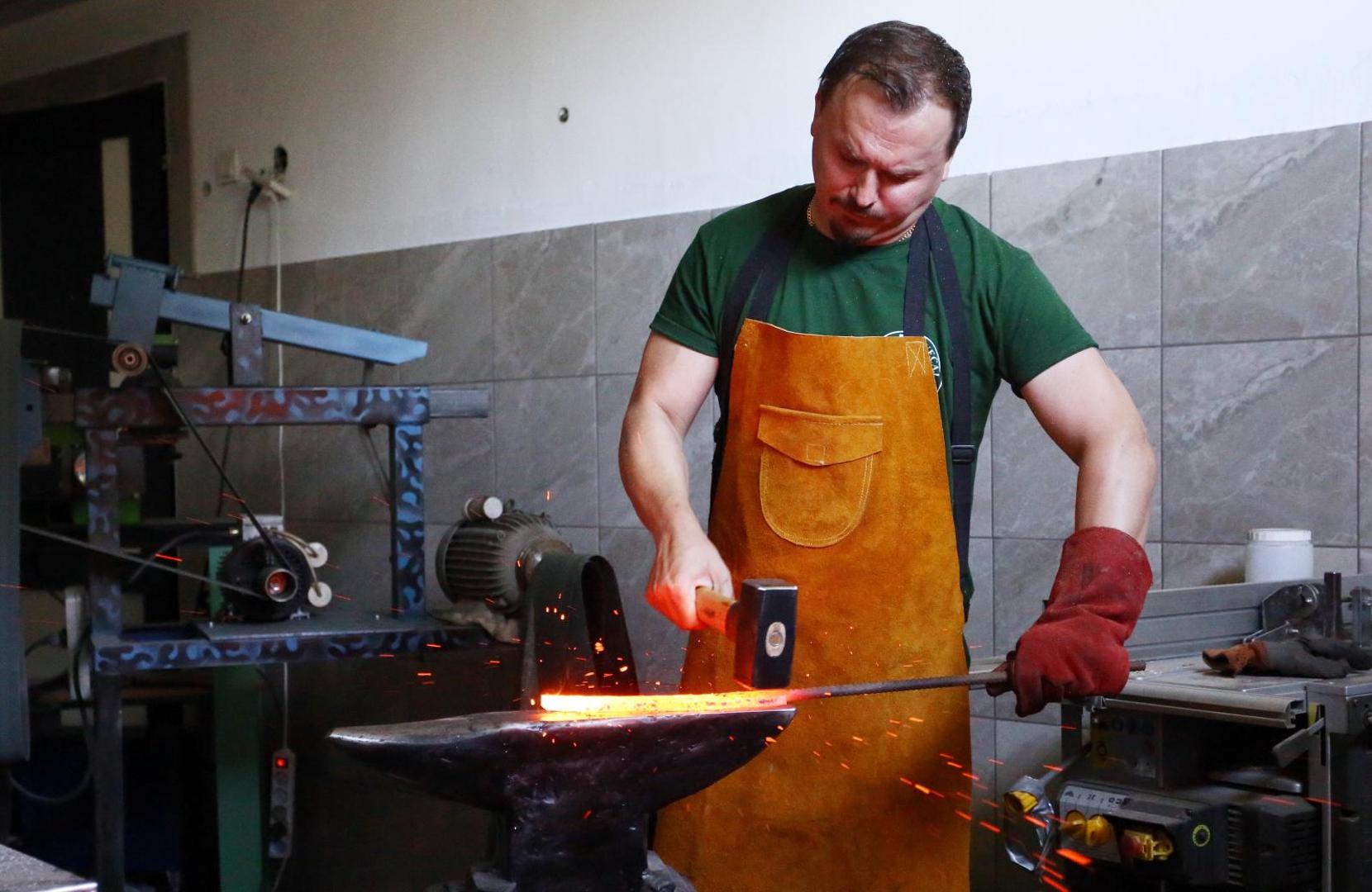 09.07.2020., Duga Resa, Galovic selo - Goran Bisic kovac je lovackih nozeva i vlasnik brenda GB Blades. U svojoj radioni proizvodi nozeve od kojih je svaki unikat, kuje ih, brusi i za svaki siva futrole.
Photo: Kristina Stedul Fabac/PIXSELL