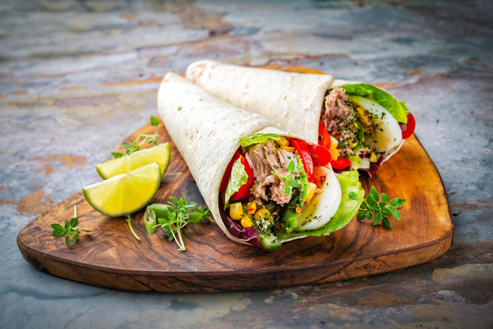 Wrap s tunjevinom i kukuruzom: Tortilja punjena tunjevinom, kukuruzom i malo jogurt-dresinga odlična je alternativa sendviču. Može se pripremiti večer prije i čvrsto zamotati u foliju. Dodavanjem nekoliko listova zelene salate wrap postaje svježiji i hrskaviji.