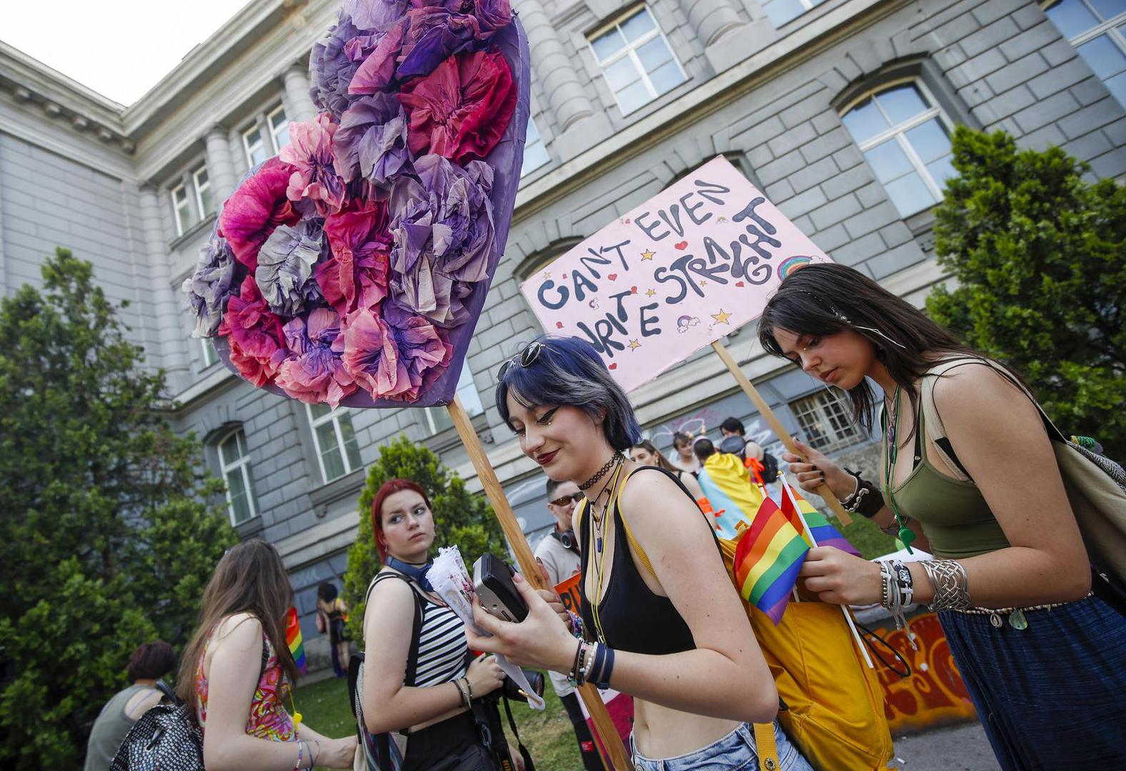 Skupom dominiraju simbolične dugine boje, koje se ističu na odjevnim predmetima - sudionici ih nose na torbicama, ukrasima oko vrata, ali ima i onih koji su ogrnuti duginim zastavama. Hina