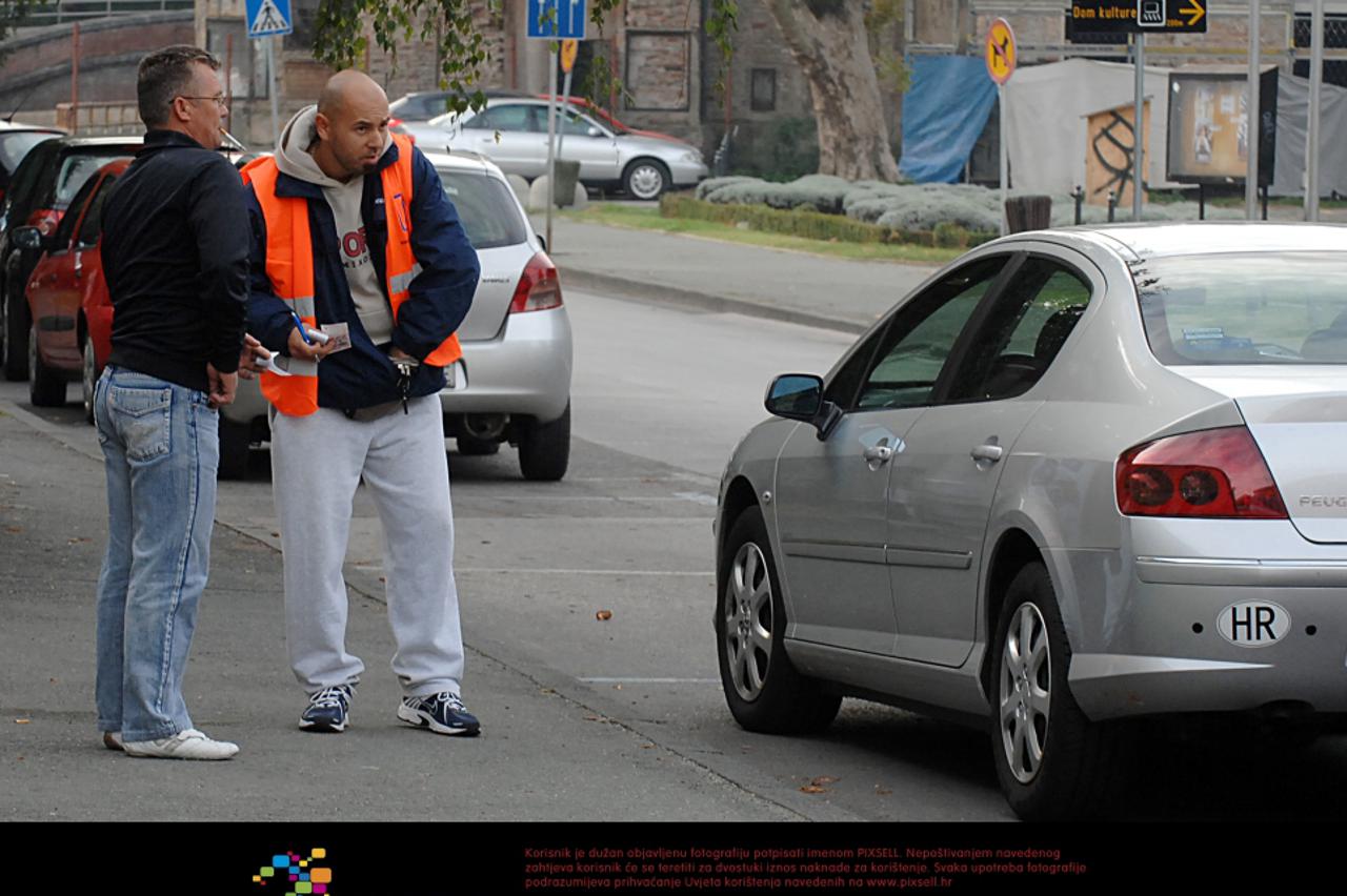 Radnici Komunalca već nekoliko tjedana naplaćuju parkiranje u Sisku