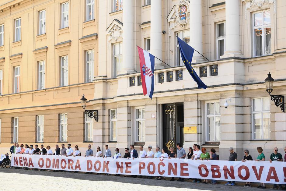 Koalicija Možemo održala konferenciju za medije ispred Sabora