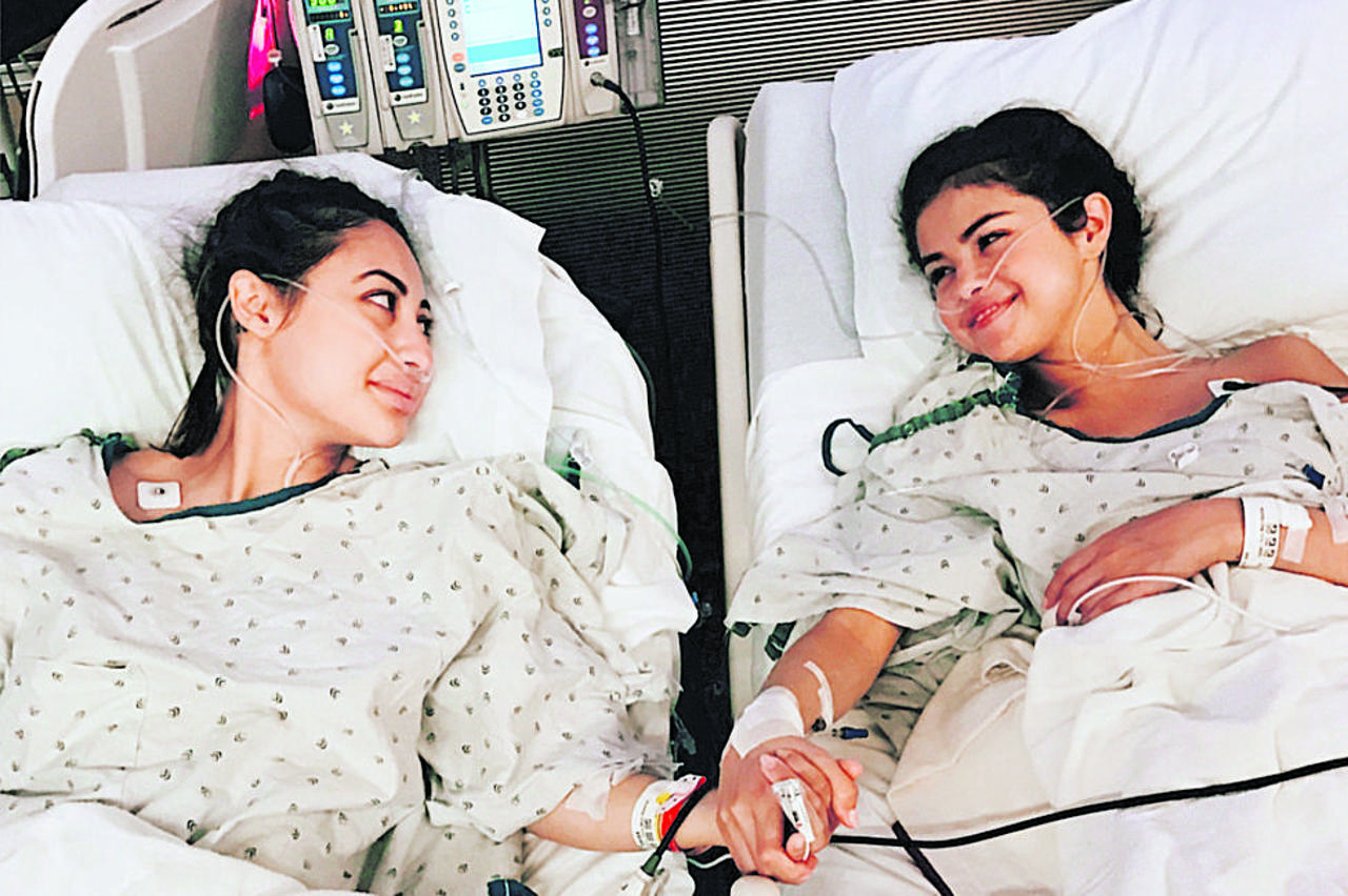 SELENA GOMEZ Na slici pokraj kreveta svoje donorice, glumice i najbolje prijateljice Francije Raise