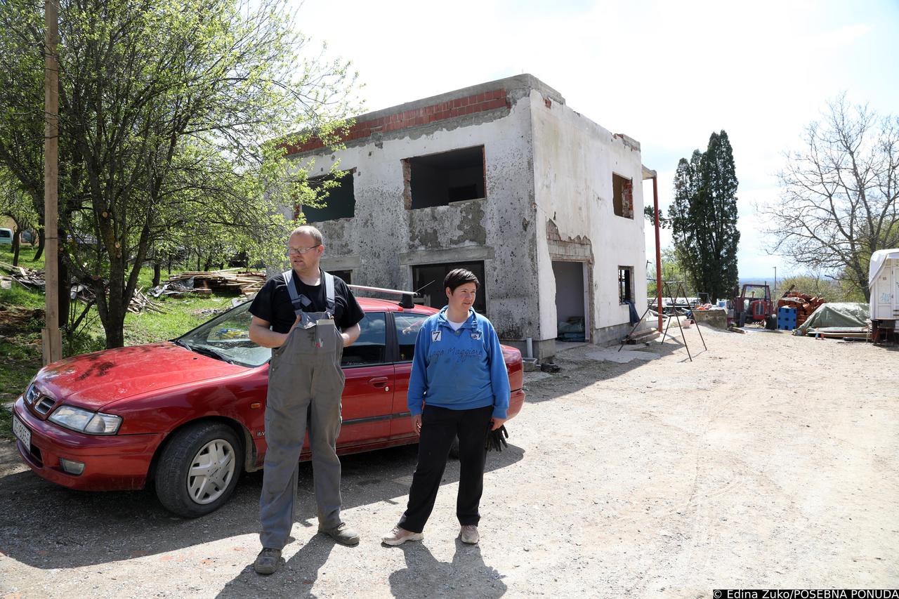 S oštećenih kuća političari pozivaju na izbore, a stanovnici Banije snalaze se kako tko umije
