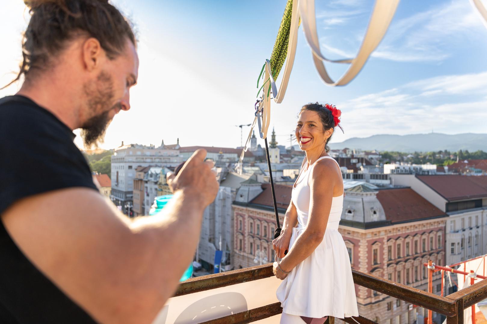 Šibenčanka Antonia Gašperov (31) jučer je  priredila pravi spektakl na početku festivala Cest is d'Best u centru Zagreba. 