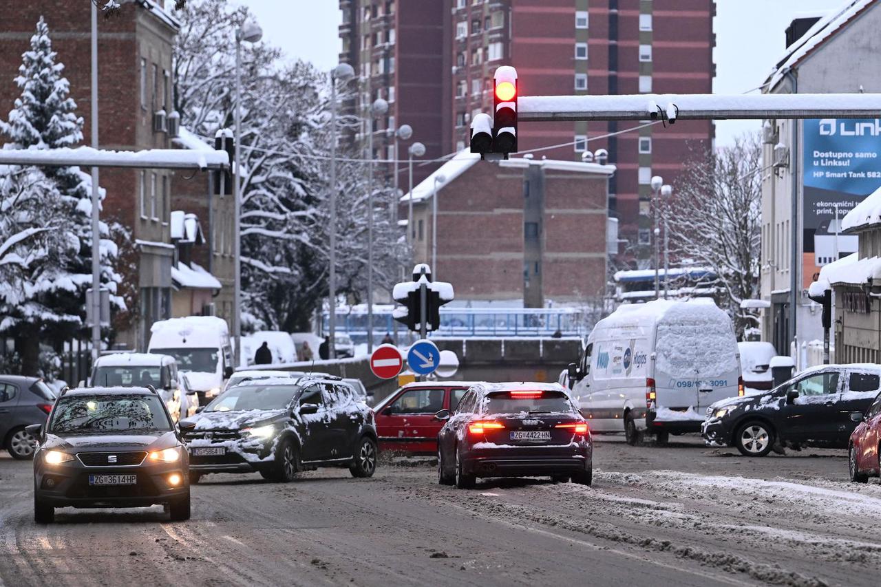 Zagreb: Snijeg zabijelio grad