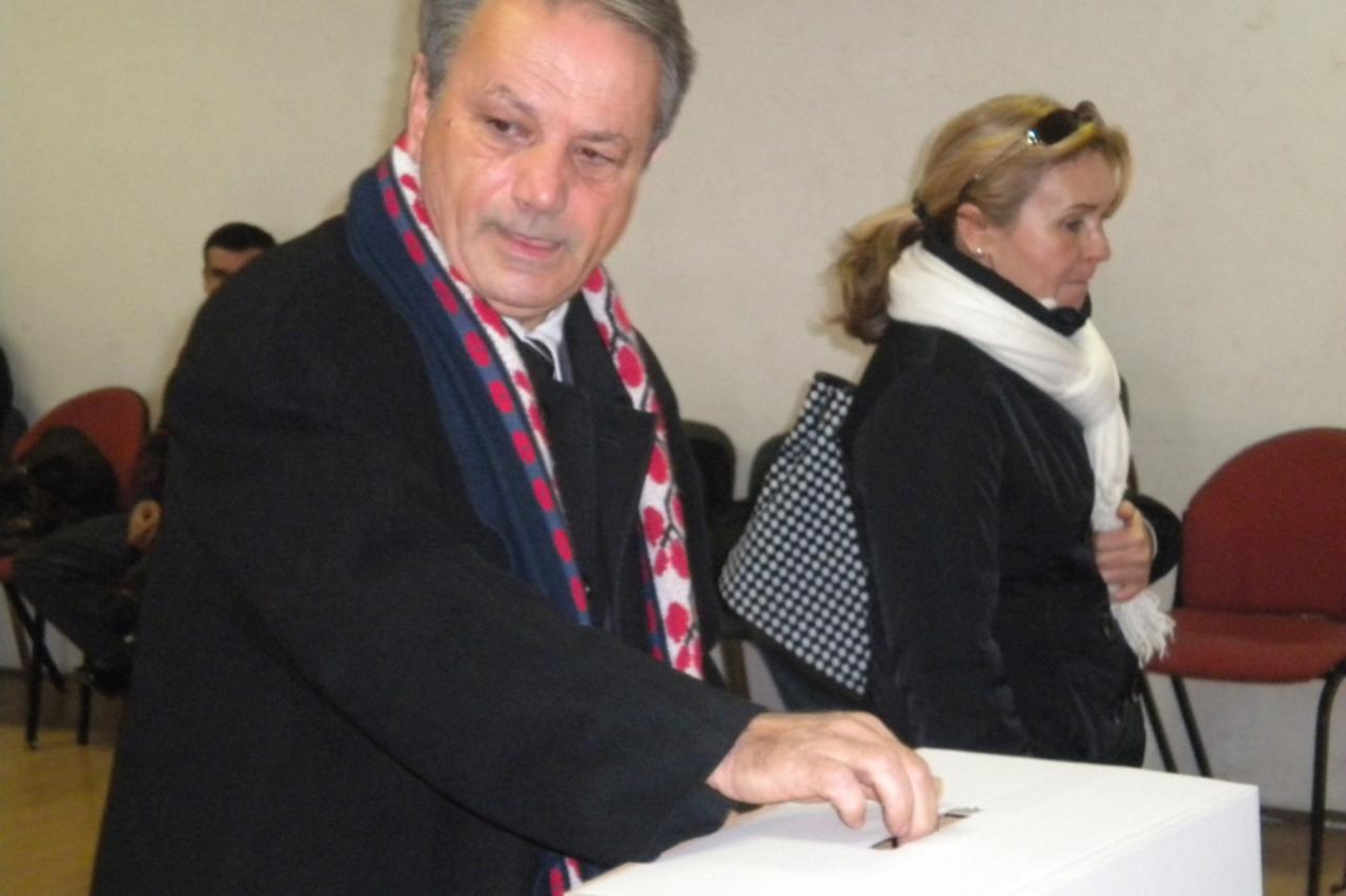 'UNUTRASNJA 06.02.2011. VUKOVAR -Zeljko Sabo na glasackom mjestu Branimir Bradaric/Vecernji list'