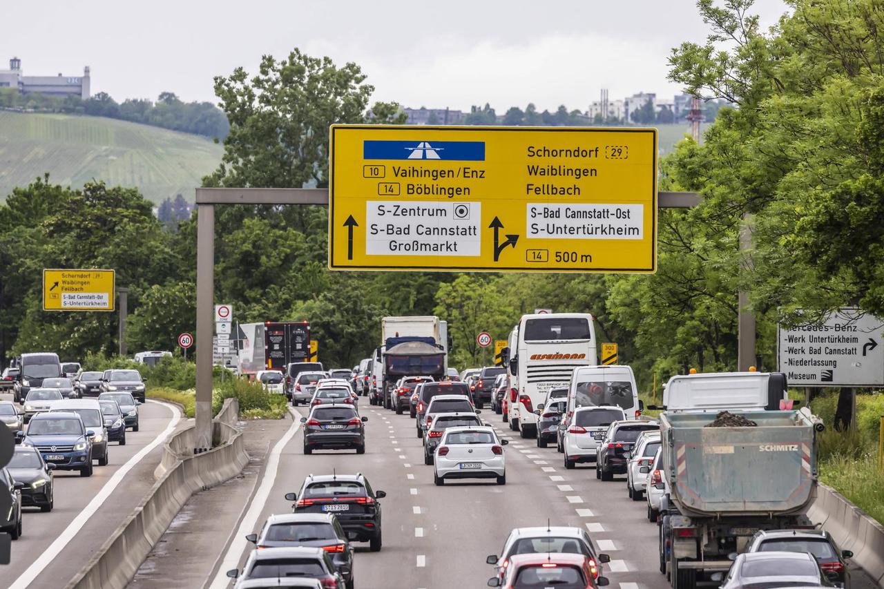 Starker Verkehr auf der Bundesstraße B10/B14 in Bad Cannstatt. // 06.05.2026, Stuttgart, Baden-Württemberg, Deutschland 