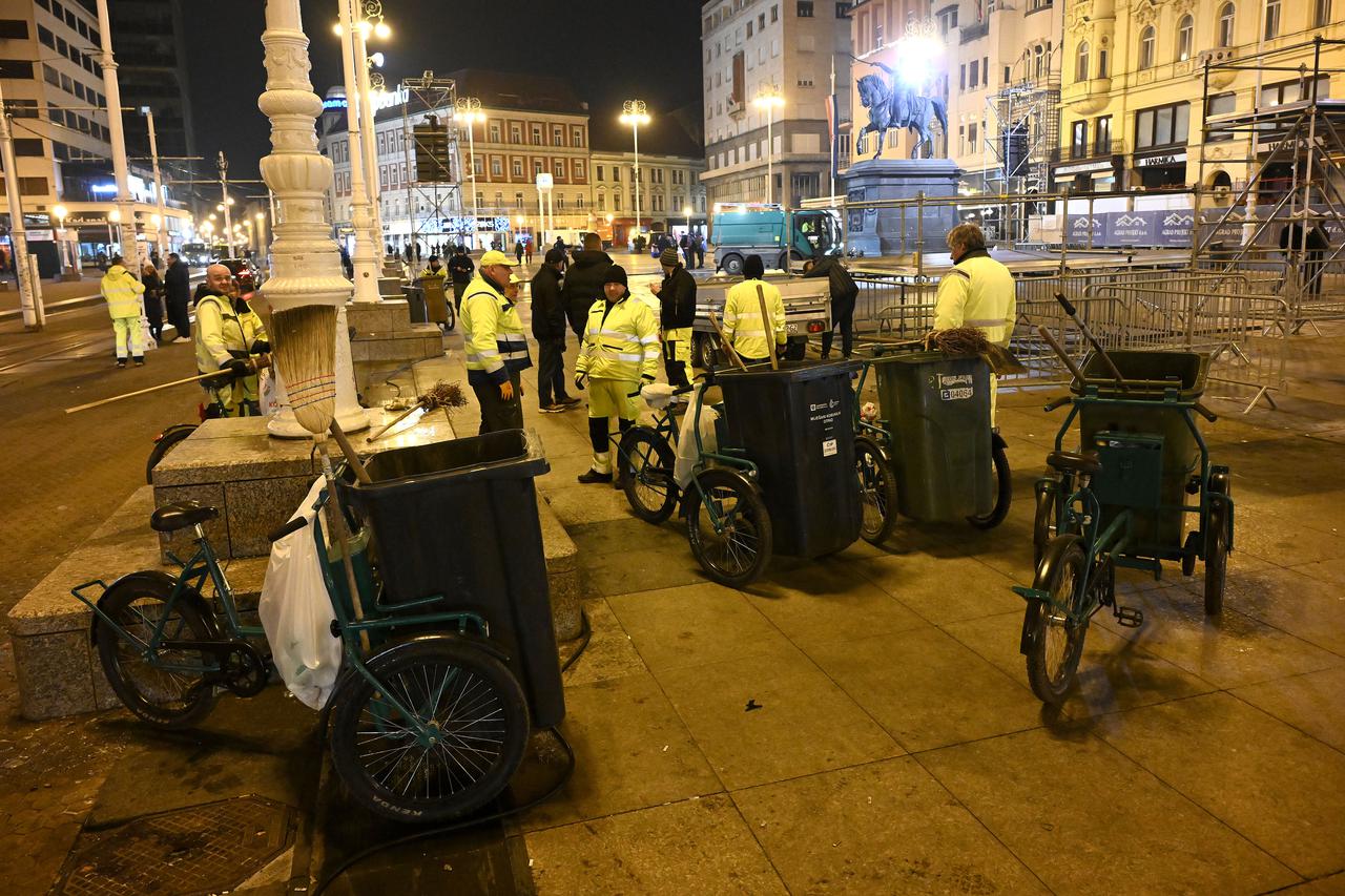 Zagreb: Djelatnici Čistoće čiste Trg nakon dočeka rukometaša