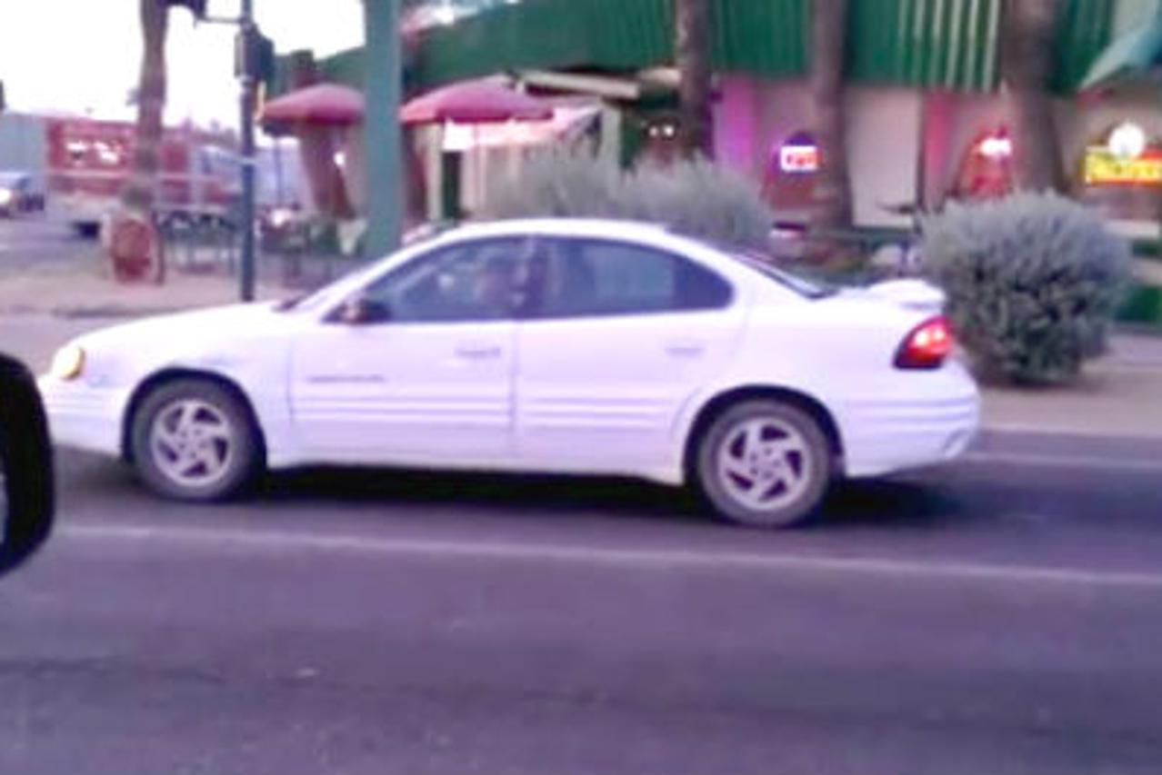 Dječak za volanom auta 