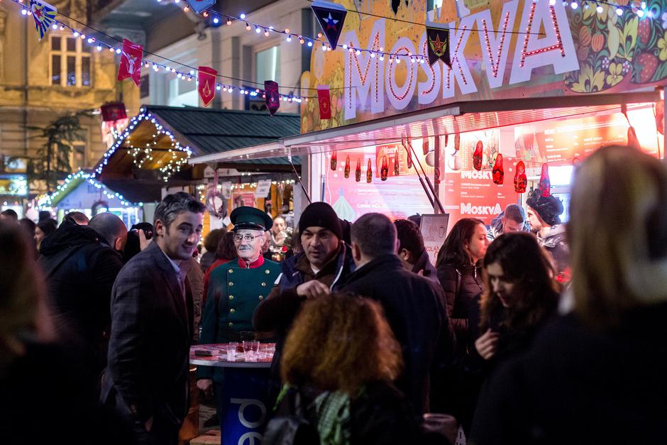 03.12.2015., Zagreb -  Gradjani na fuliranju u Kurelcevoj ulici uz zbor HNK koji izvodi ruske pjesme.  Photo: Davor Puklavec/PIXSELL