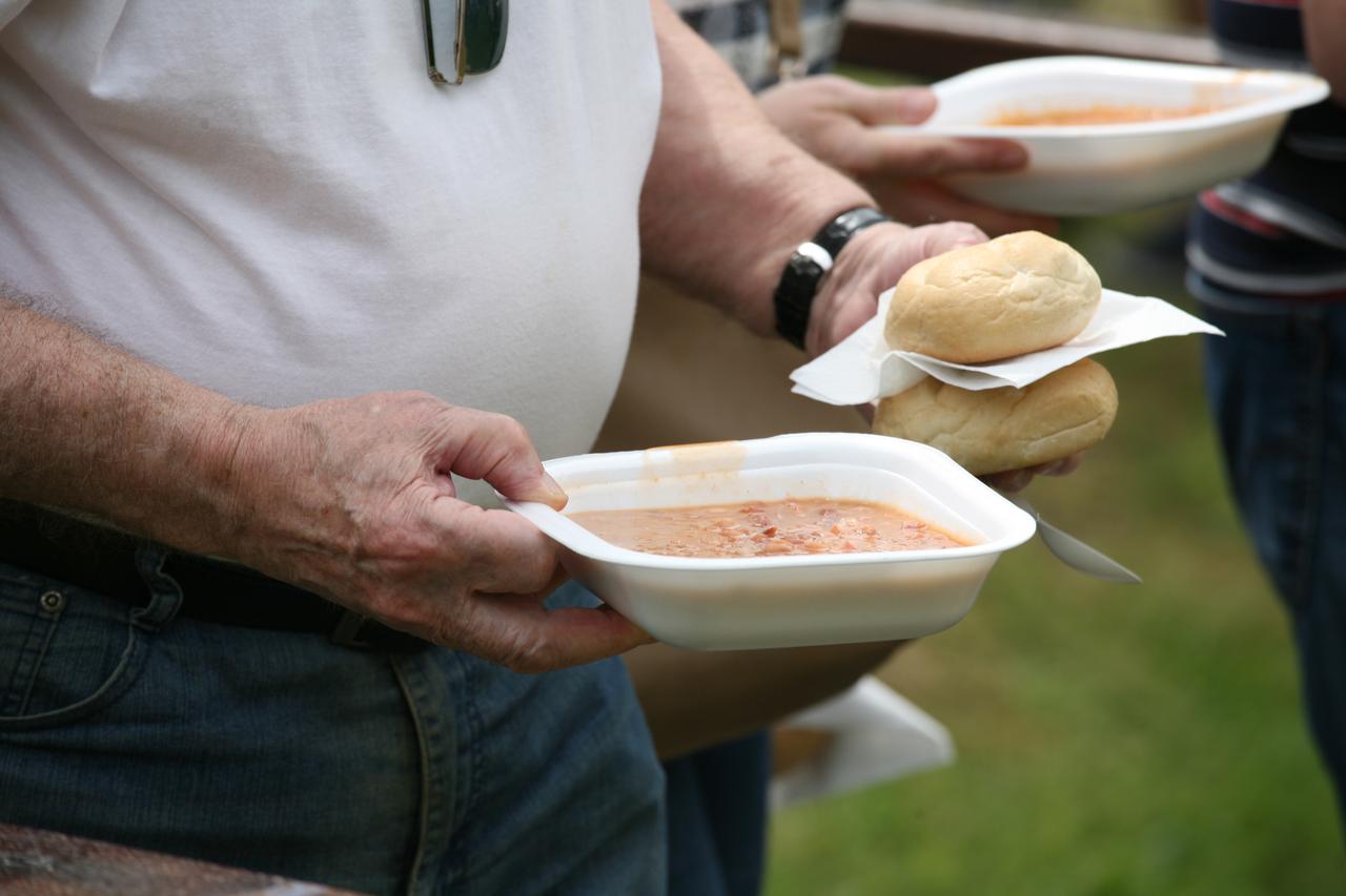Zagreb: Brojni građani u Maksimiru obilježavaju praznik rada uz porciju graha