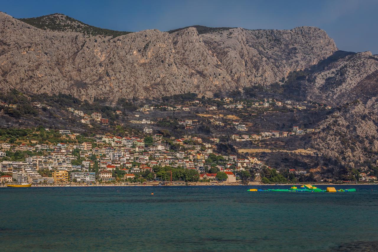 Pogled na izgoreni dio Omiša promatran  sa ušća  rijeke Cetine