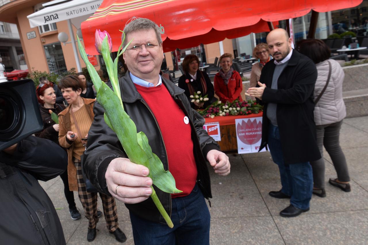 04.04.2015., Zagreb -  Trg bana Josipa Jelacica, ministar rada i mirovinskog sustava, Mirando Mrsic, ministar poduzetnistva i obrta, Gordan Maras, Gordana Sobol i Karolina Leakovic, pridruzili su se clanicama Socijaldemokratskog foruma zena SDP-a povodom 