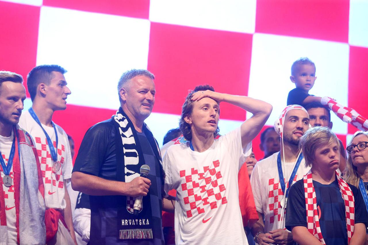 Zagreb: Nakon pet sati vožnje kroz grad Vatreni konačno stigli na Trg bana Josipa Jelačiča