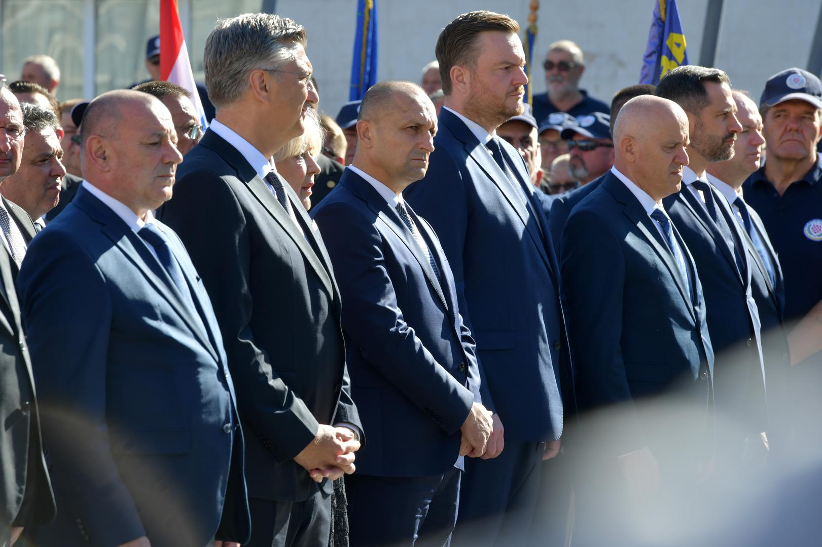 Trenutačno, 5. kolovoza, traje proslava 30. obljetnice Oluje u Kninu, a ondje se nalazi cijeli državni vrh, ministri, premijer Andrej Plenković, kao i predsjednik Republike Hrvatske Zoran Milanović. 