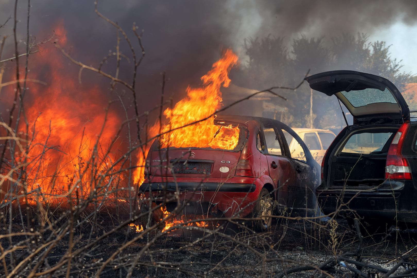 30.07.2024., Smokovic - Veliki pozar u Smokovicu nedale Zemunika zahvatio je i parkirana vozila. Vatrogasci se vore s vatrom. Photo: Sime Zelic/PIXSELL