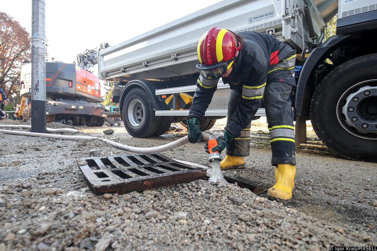 Zagreb: Zbog puknute cijevi poplavljen dio Trešnjevke, sanacija u tijeku