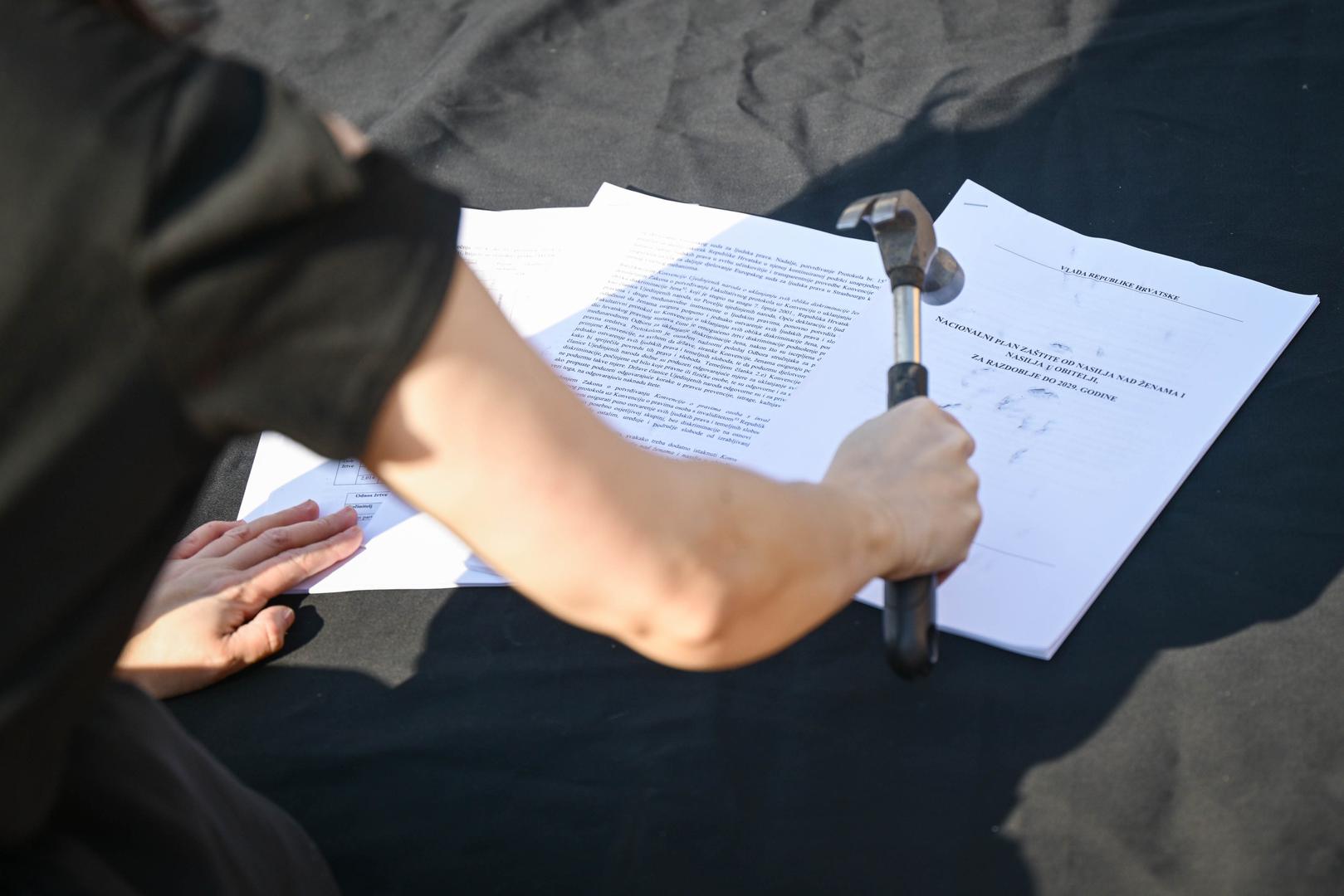 Umjetnica Arijana Lekić-Fridrih tijekom izvedbe javno je čitala autentične zahtjeve, poruke i iskustva djevojaka i žena prikupljene uoči performansa. Ovi glasovi dolaze iz različitih generacija i društvenih konteksta te progovaraju o svakodnevnim iskustvima rodne diskriminacije, ekonomskih nejednakosti, nesigurnosti u javnom prostoru, ograničavanja reproduktivnih prava i borbe protiv nasilja nad ženama