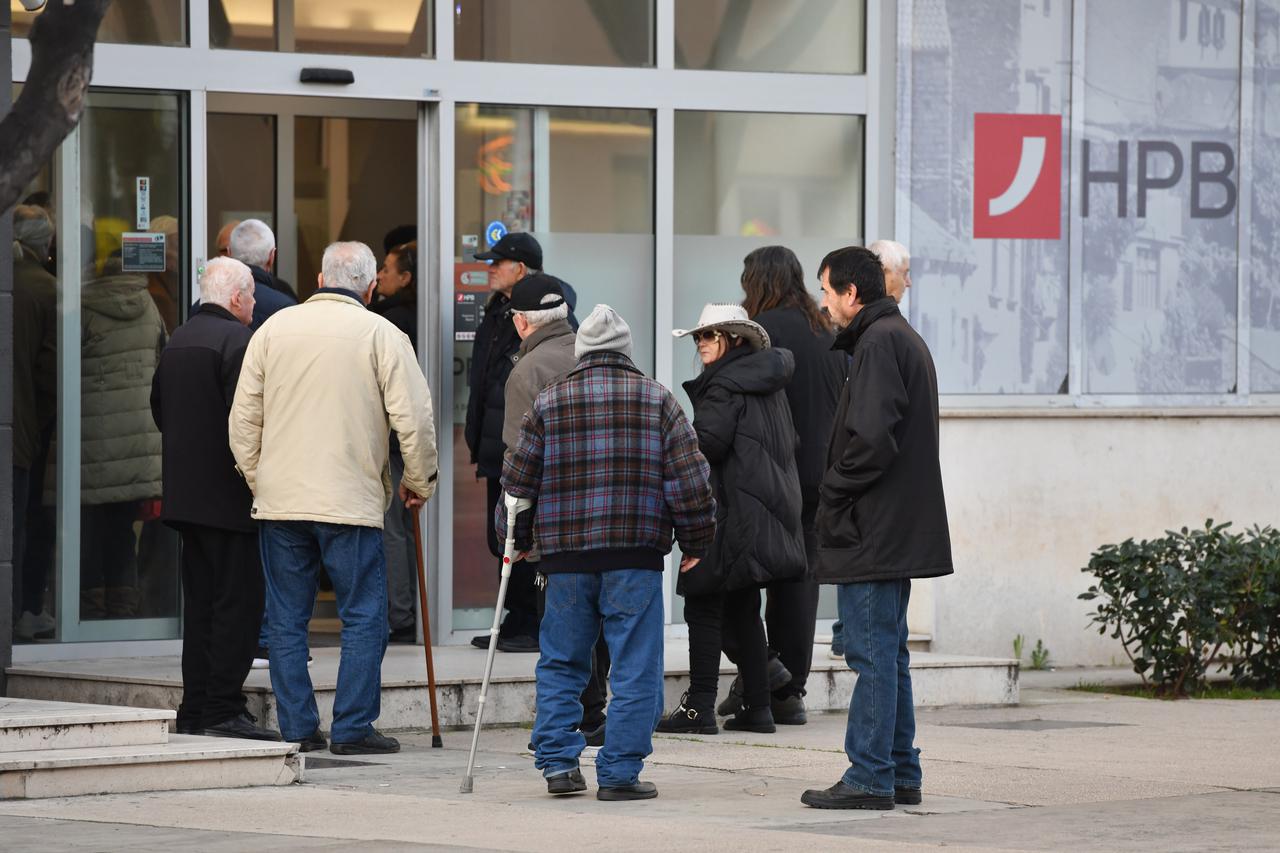 Šibenik: Gužva ispred banke zbog isplate mirovina