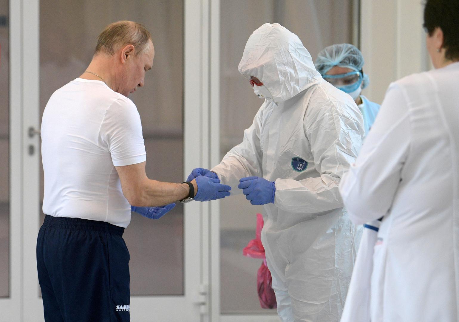 Russian President Putin visits a hospital for patients infected with coronavirus disease (COVID-19) on the outskirts of Moscow Russian President Vladimir Putin takes off protective gloves during his visit to a hospital for patients infected with coronavirus disease (COVID-19) on the outskirts of Moscow, Russia March 24, 2020. Sputnik/Alexey Druzhinin/Kremlin via REUTERS ATTENTION EDITORS - THIS IMAGE WAS PROVIDED BY A THIRD PARTY. SPUTNIK