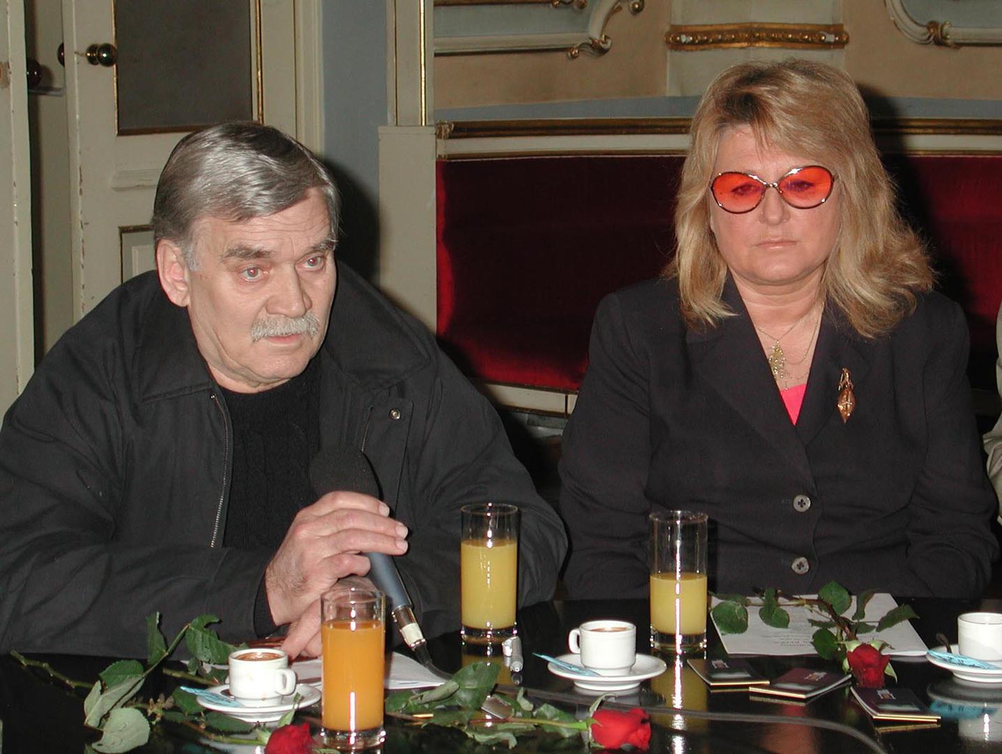 Otac mu je kasnije oprostio i prihvatio njegov izbor, iako nikada nije prežalio što se nije posvetio glazbi. Nakon uspjeha filma Deveti krug, koji je prikazan i u Cannesu, roditelji su s ponosom prisustvovali splitskoj premijeri. Njegov privatni život obilježila je ljubav s Dianom, djevojkom iz susjedstva. 