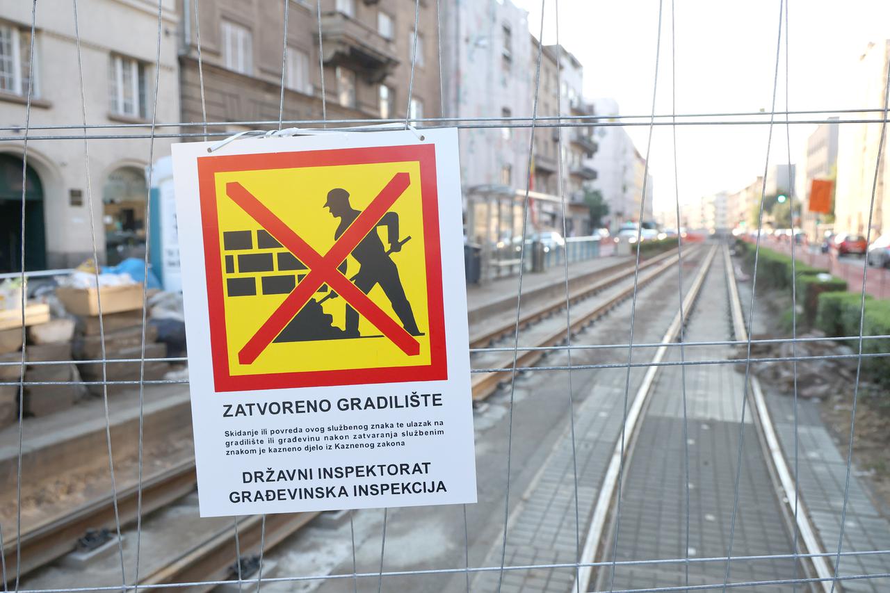Na gradilistu u Zvonimirovoj postavljena je plasticna ograda, ali kao i na dva ostala gradilista ceka se odluka Drzavnog inspektorata da se gradnja nakon zadovljavanja sigurnosnih propisa moze nastaviti