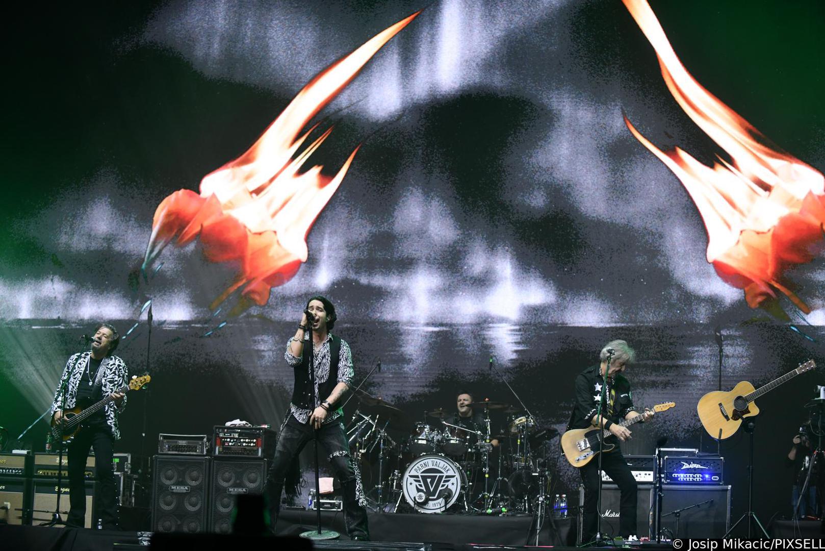 Njihovi vjerni slušatelji svih generacija mogli su uživati u višesatnom spektaklu tijekom kojeg su rockeri izveli svoje najveće hitove i podigli atmosferu do usijanja. 